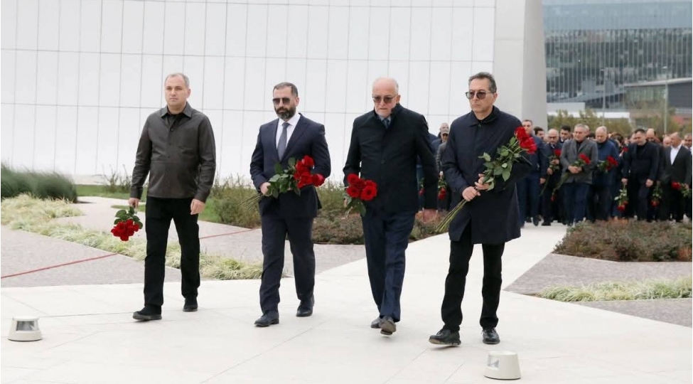 socar-in-kollektivi-zefer-abidesini-ziyaret-edib-foto