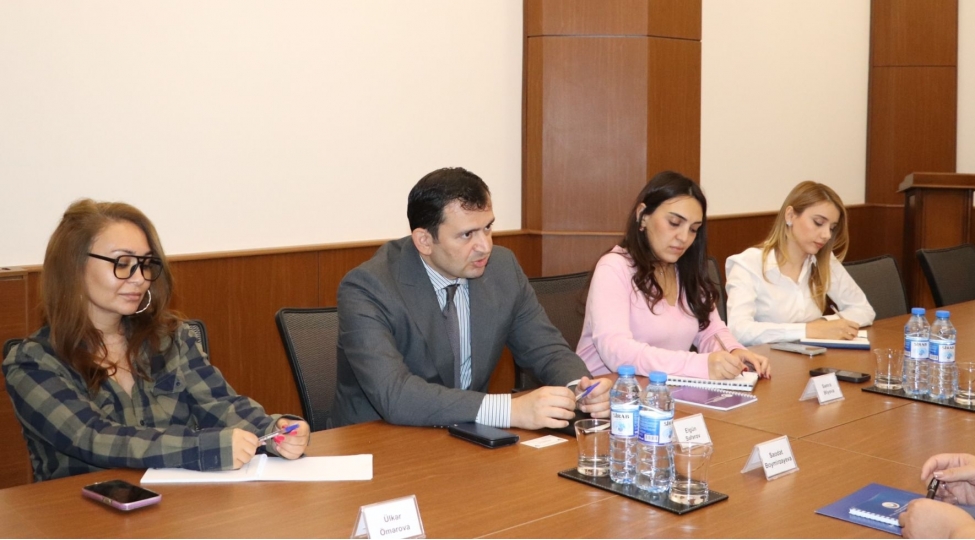 dovlet-komitesinde-ozbekistan-respublikasinin-aile-ve-qadin-komitesinin-sedrinin-mushaviri-saodat-boymirzayeva-ile-gorush-kechirilib