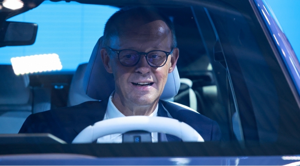 almaniya-kansleri-bmw-ve-mercedesi-mudafie-etdi