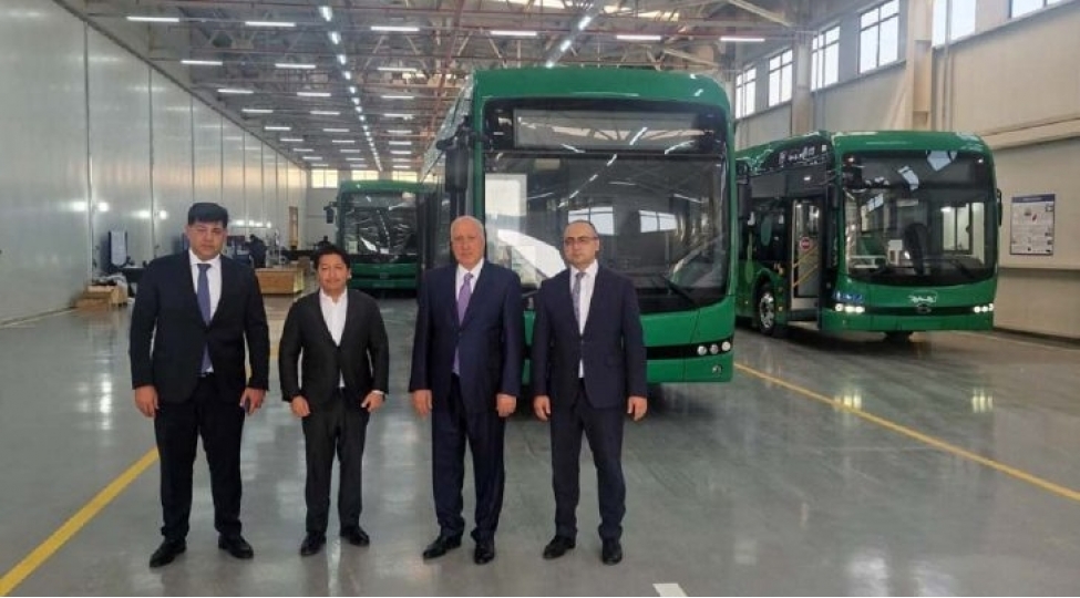 zakir-ferecov-sumqayitda-elektrik-avtobusu-istehsal-eden-zavodda-olub