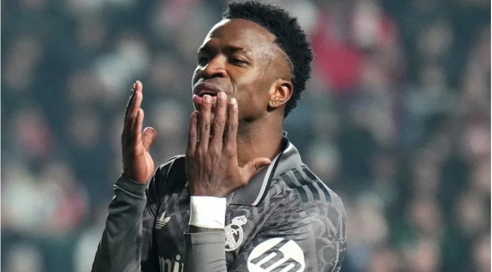 meshhur-futbolchunun-evinde-yangin-olub