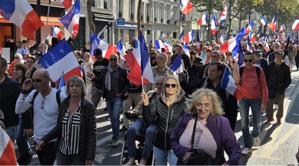 parisde-fransanin-ai-den-chixmasi-telebi-ile-numayish-kechirilib