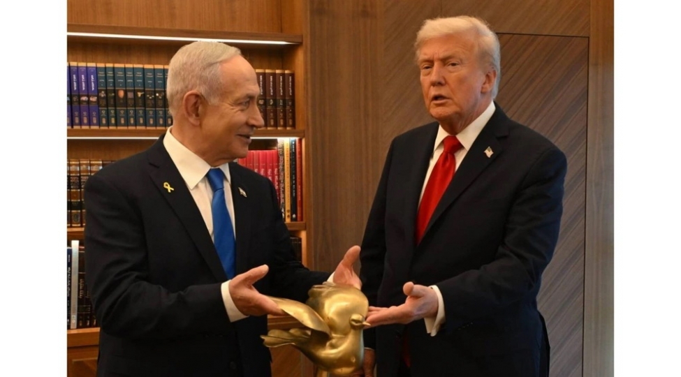 netanyahu-trampa-qizil-goyerchin-hediyye-edib