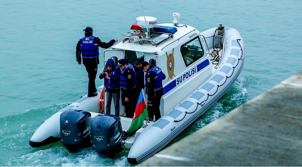 su-polisi-xezer-denizinde-brokonyerlik-eden-iki-neferi-saxladi