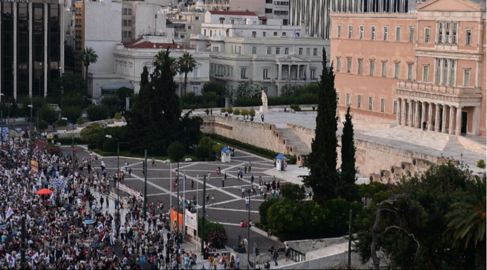 yunanistan-parlamenti-13-saatliq-ish-gunune-icaze-verib