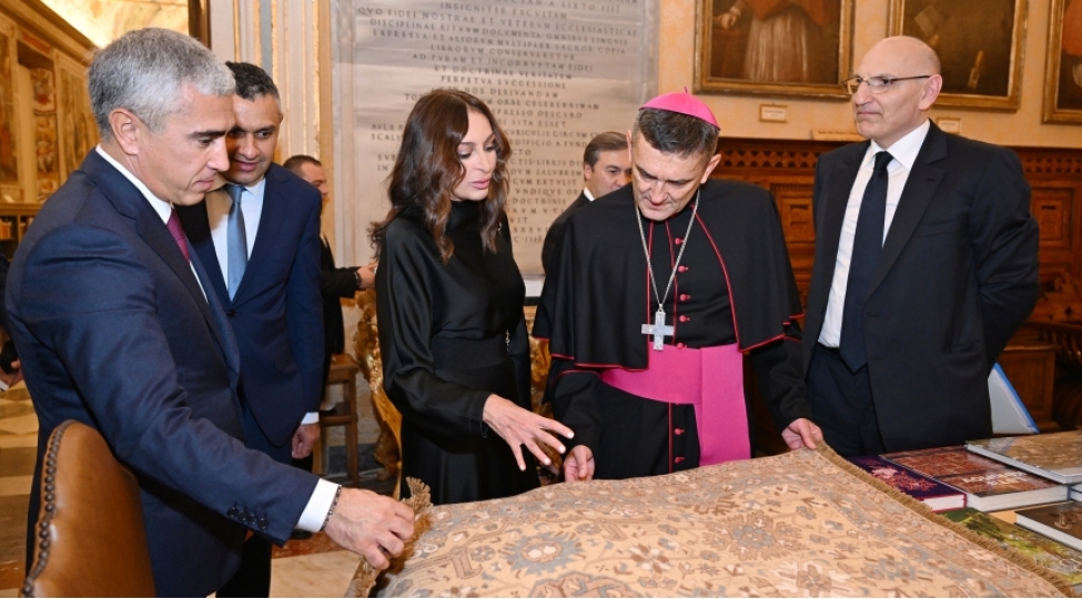 azerbaycanin-birinci-vitse-prezidenti-mehriban-eliyeva-vatikan-apostol-kitabxanasini-ziyaret-edib