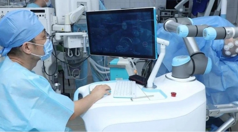qazaxistanda-robot-cerrahin-komeyi-ile-beyin-emeliyyatlari-heyata-kechirilecek