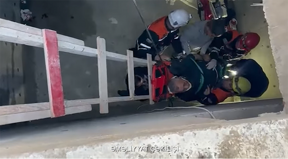 su-anbarina-yixilan-kishi-xilas-edilib-video