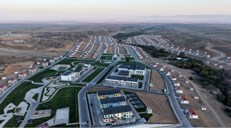 qarabagda-ve-sherqi-zengezurda-berpa-ishleri-mueyyen-olunmush-strateji-xettin-muasir-merhelesini-eks-etdirir