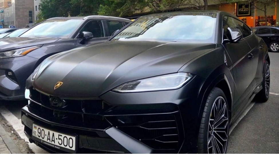 ramiz-mehdiyevin-nevesi-bakida-yarim-milyonluq-lamborghini-ile