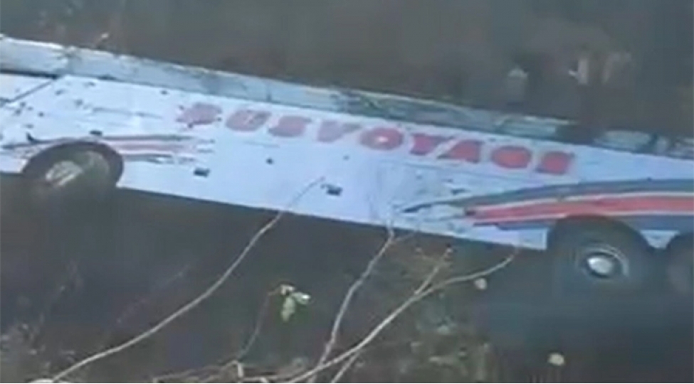 ermenistanda-avtobus-ashib-18-nefer-xesaret-alib