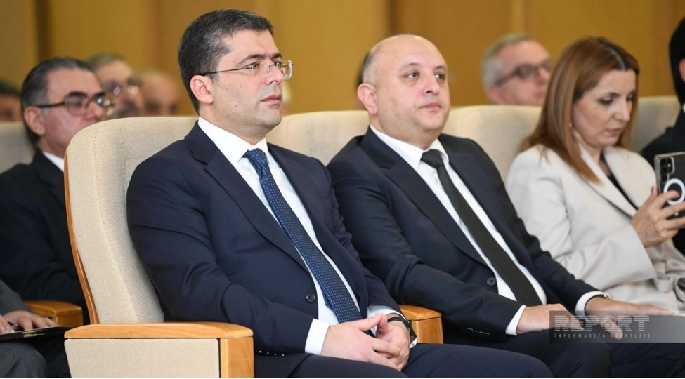 mediada-azerbaycan-edebi-dilinin-normalarinin-duzgun-tetbiqi-movzusunda-konfrans-kechirilir