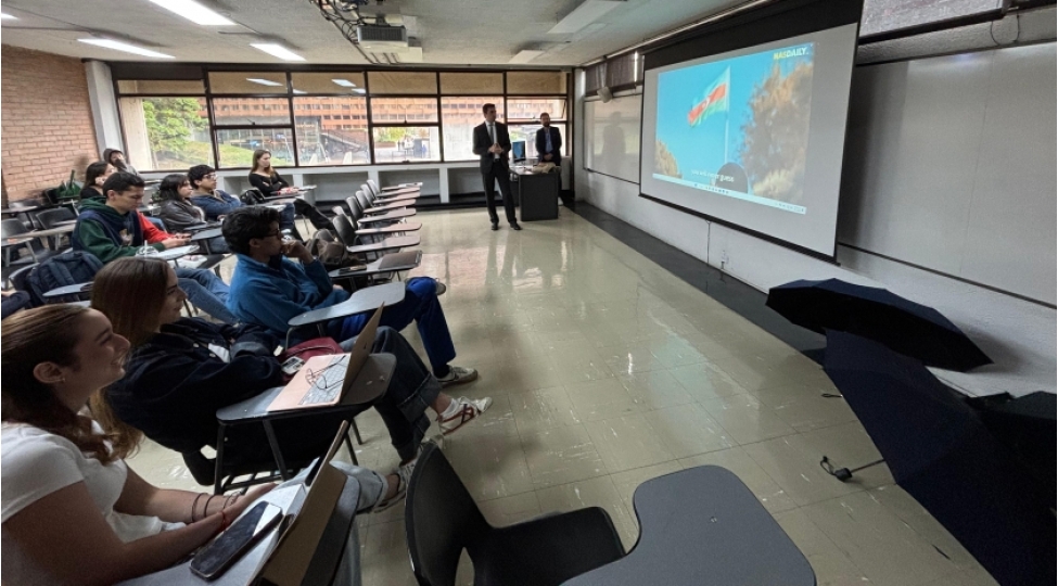 kolumbiyanin-aparici-universitetinde-zefer-gunune-hesr-olunmush-muhazire-kechirilib