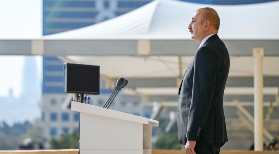 prezident-herbi-paraddan-fotolar-paylashib