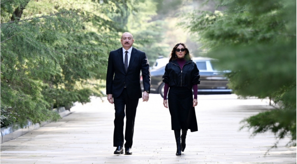 prezident-ilham-eliyev-ve-birinci-xanim-mehriban-eliyeva-ulu-onder-heyder-eliyevin-mezarini-ziyaret-edibler