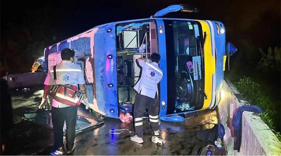 taylandda-turist-avtobusu-ashib