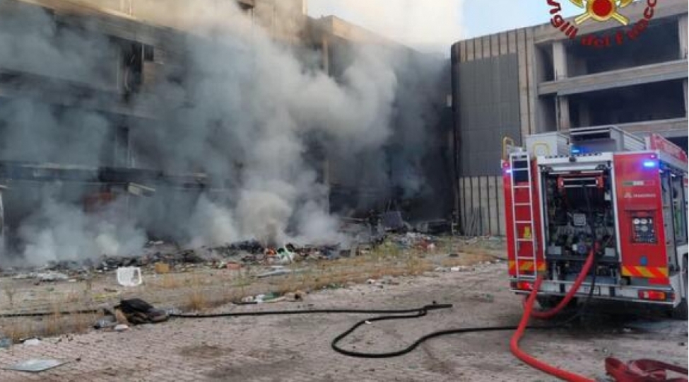 romada-terk-edilmish-binada-guclu-yangin-olub