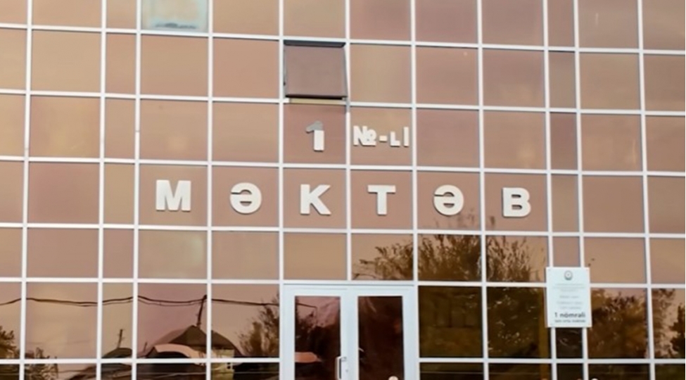 muellim-mekteblileri-kemerle-baglayaraq-doyub-achiqlama