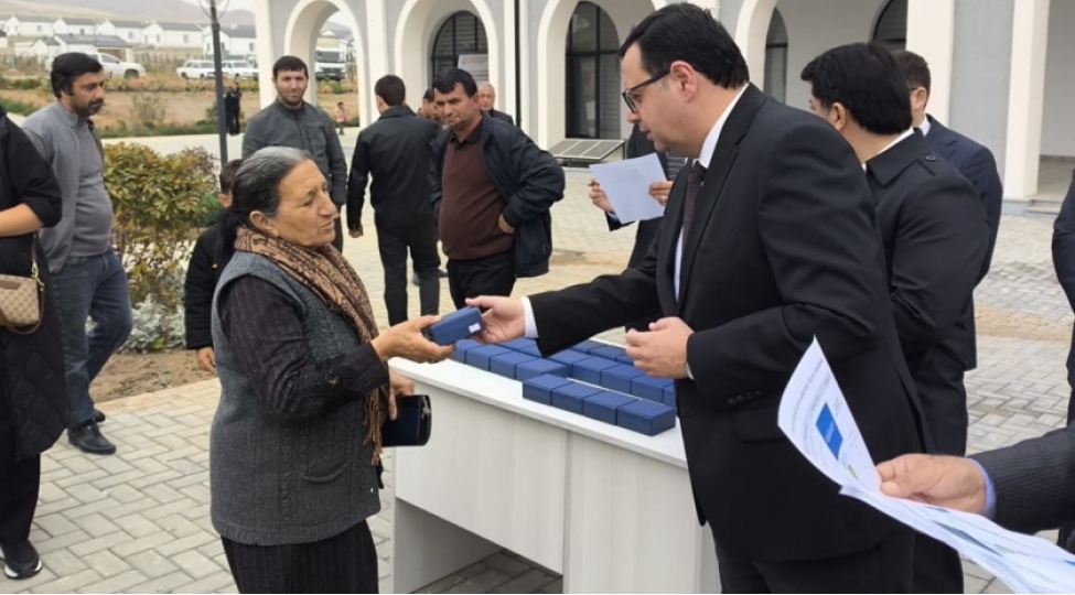 boyuk-qayidish-agdamin-xidirli-kendinde-daha-50-aileye-menzillerin-acharlari-teqdim-olunub