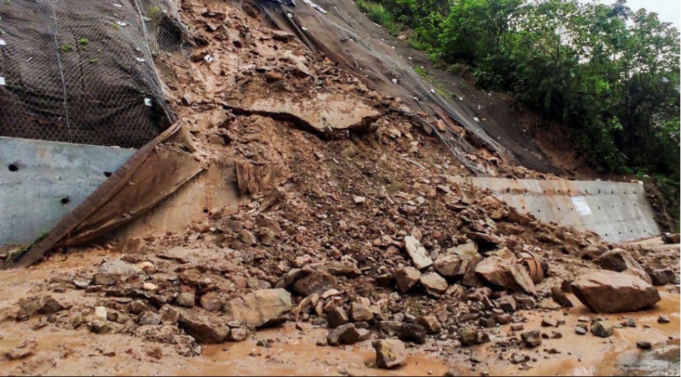 vyetnamda-avtobus-torpaq-surushmesine-dushdu-6-olu-19-yarali