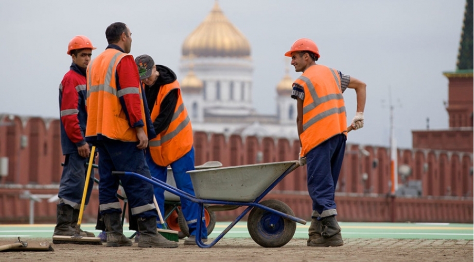 rusiyada-xarici-ishchilerin-ishden-chixarilmasi-uchun-esaslarin-siyahisi-genishlendirilib