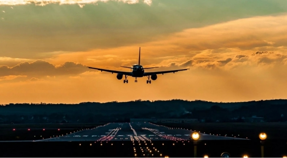 banqkoka-uchan-teyyare-bakida-mecburi-enish-edib