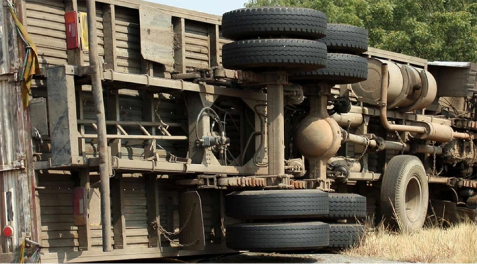 shamaxida-yuk-avtomobili-ashib-surucu-olub