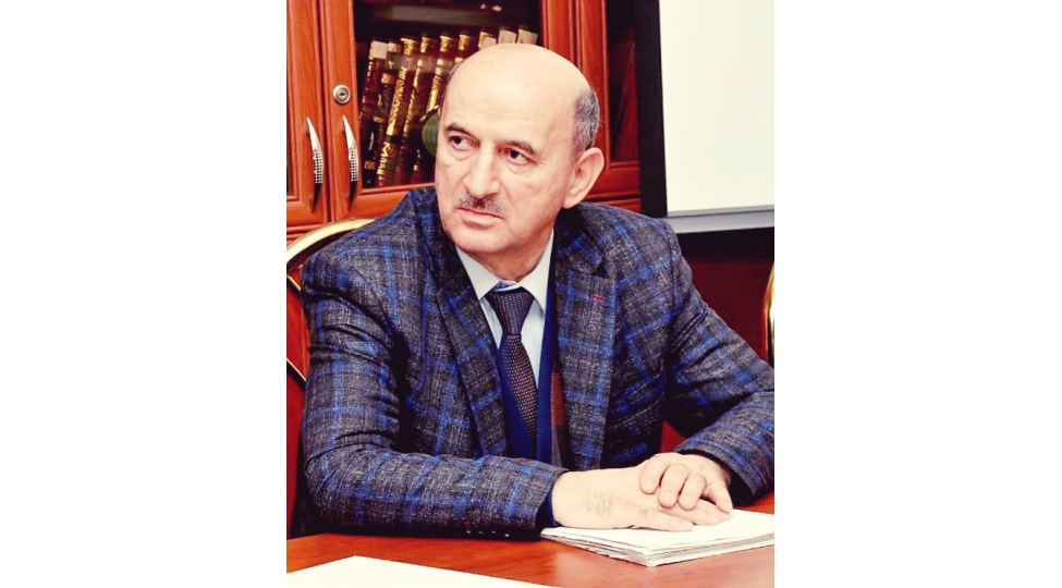 sheiri-qiyametin-ozu-kimi-deyerlendiren-veten-shairi