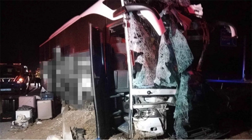 turkiyede-sernishin-avtobuslari-toqqushub