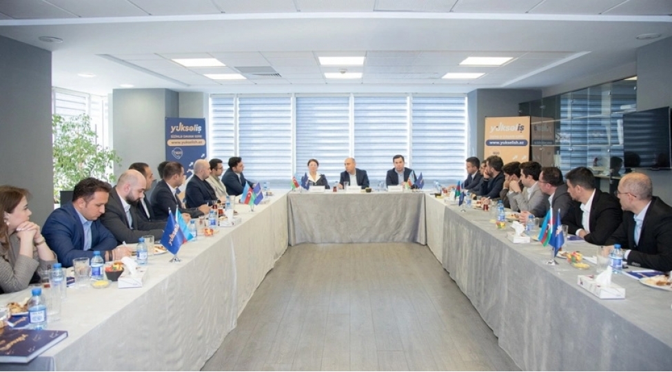 emin-emrullayev-beshinci-yukselish-musabiqesinin-qalibleri-ile-gorushub