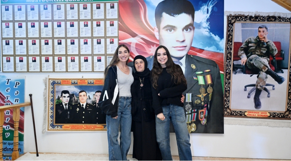 sanki-penceli-leyla-ve-arzu-xanimin-dogma-qardashidir-milli-qehremanin-anasi