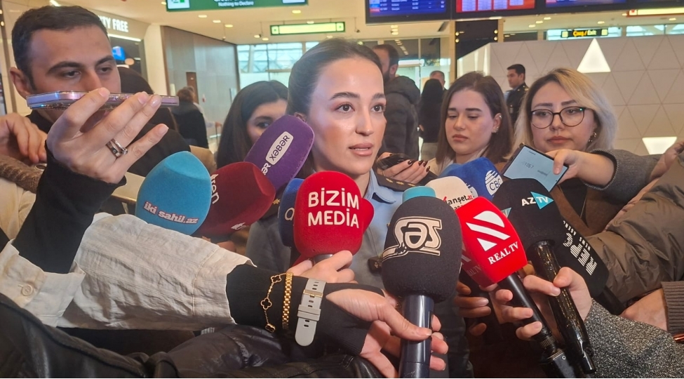 media-numayendeleri-terminal-1-gomruk-postunda-ish-prosesini-izleyibler