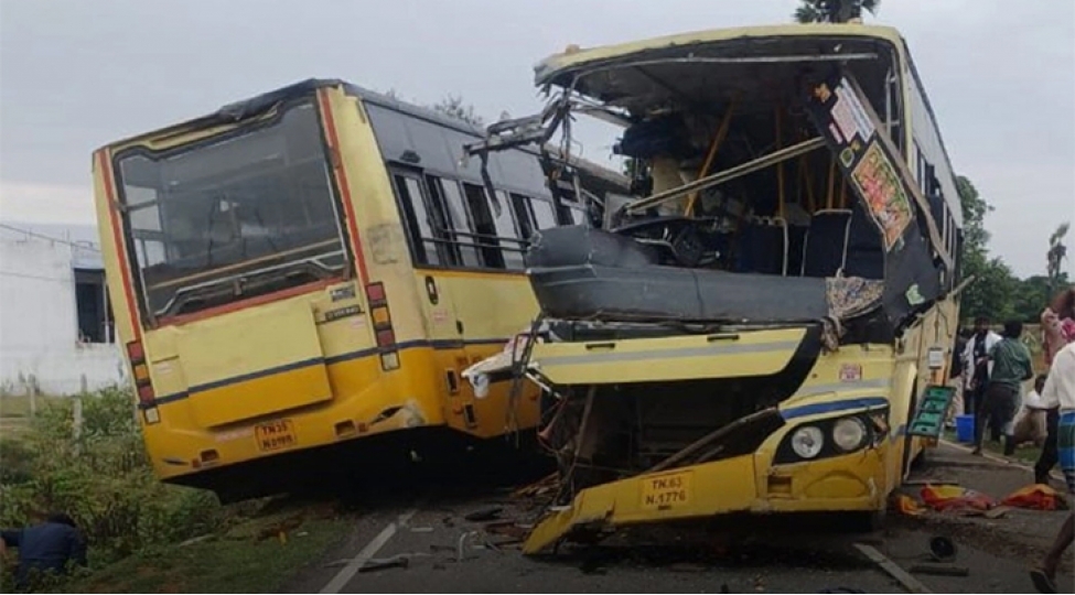 hindistanda-iki-avtobus-toqqushdu-chox-sayda-olen-ve-yaralanan-var