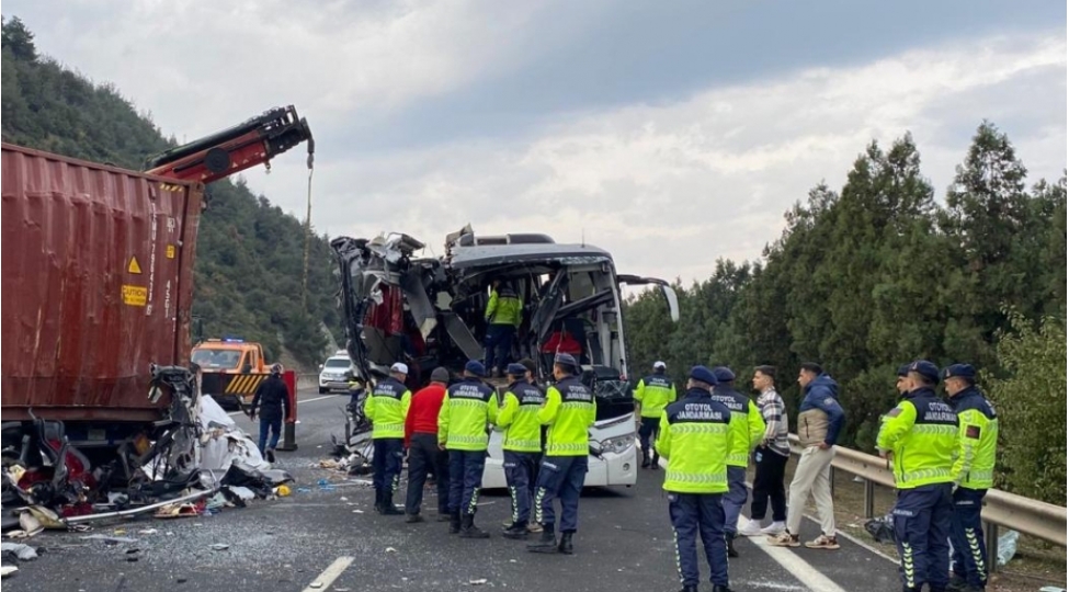 turkiyede-avtobus-yuk-mashini-ile-toqqushub-6-nefer-olub