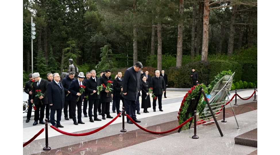 qirgizistan-numayende-heyeti-ulu-onder-heyder-eliyevin-mezarini-ziyaret-edib