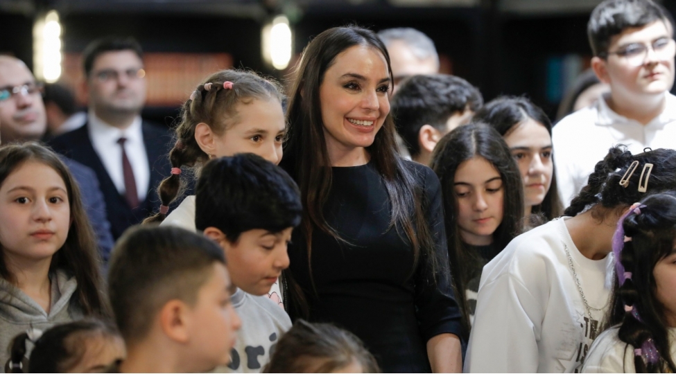 baki-kitab-merkezinde-socar-in-desteyi-ile-hazirlanmish-qara-qizilin-sirri-adli-kitabin-teqdimati-kechirilib-foto