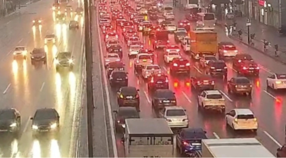 bakinin-bir-sira-yollarinda-neqliyyatin-sixligi-yaranib-16