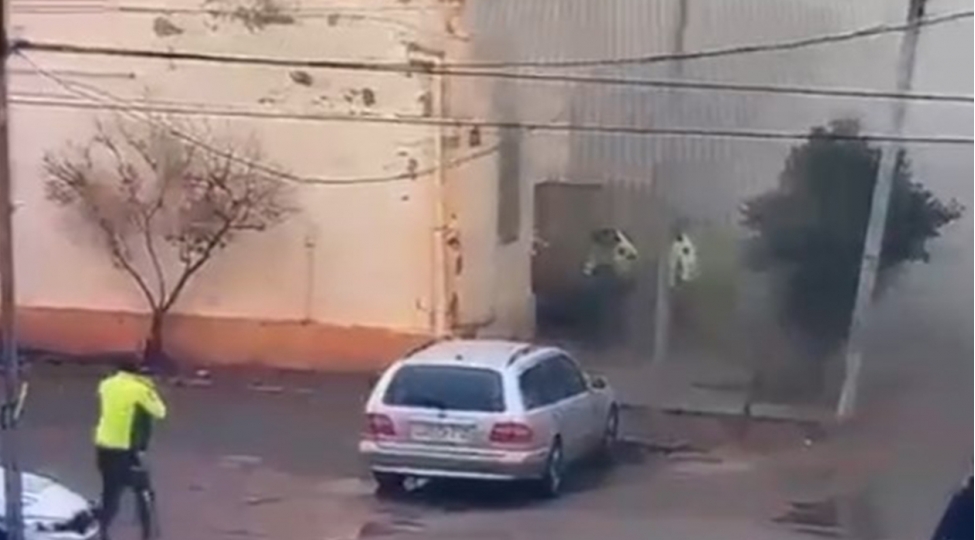 yol-polisi-yanginda-charesiz-qalan-qadini-bele-xilas-etdi-video