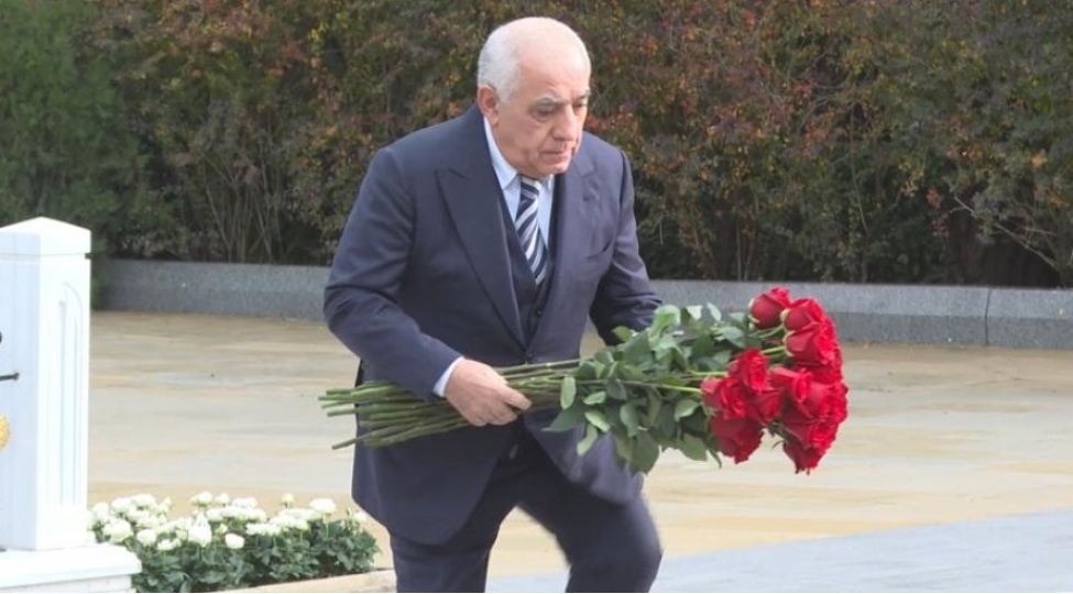 bash-nazir-eli-esedov-fexri-xiyabanda-ulu-onder-heyder-eliyevin-mezarini-ziyaret-edib