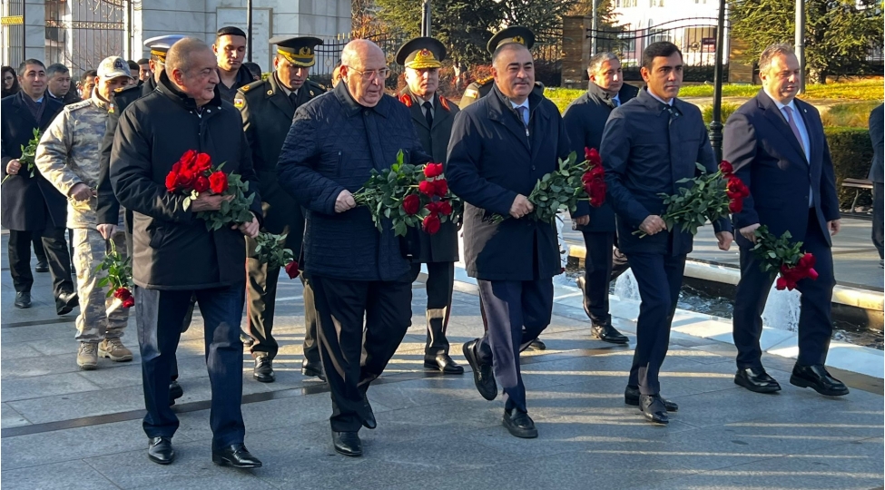 milli-meclisin-deputatlari-turkiyede-heyder-eliyevin-abidesini-ziyaret-etdiler