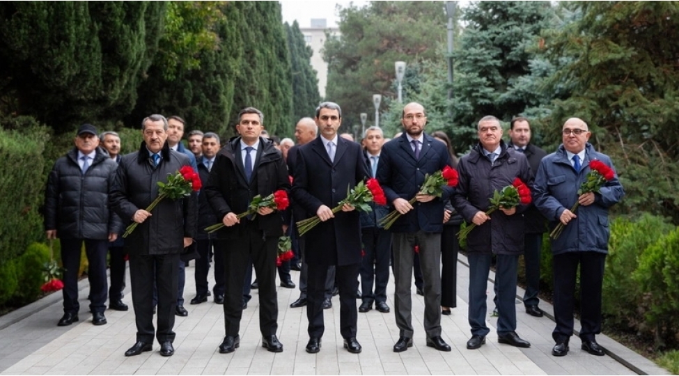 ady-kollektivi-heyder-eliyevin-mezarini-ziyaret-edib