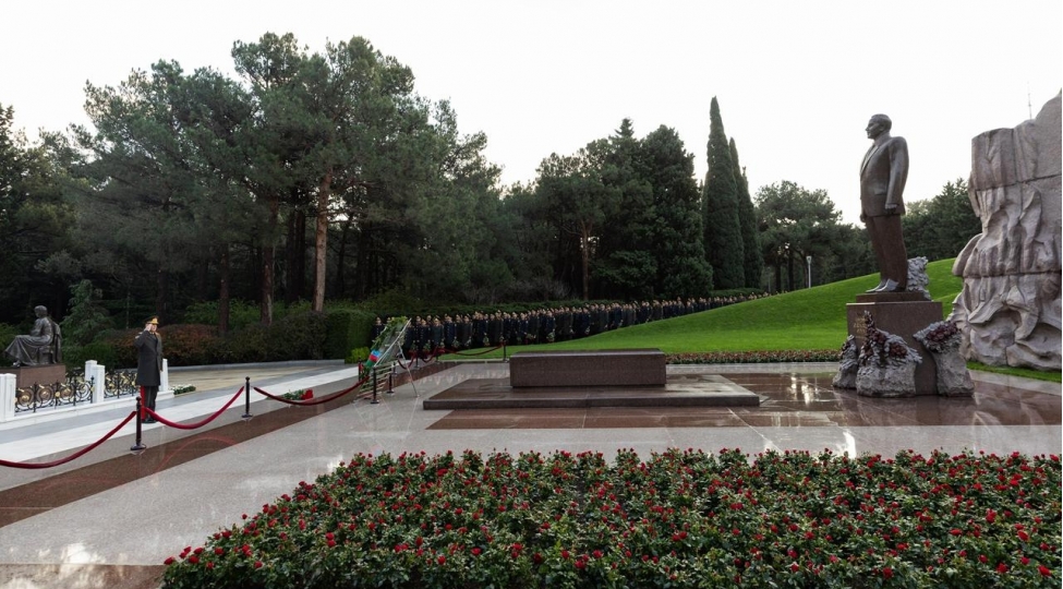 din-rehberliyi-heyder-eliyevin-mezarini-ziyaret-edib-fotovideo