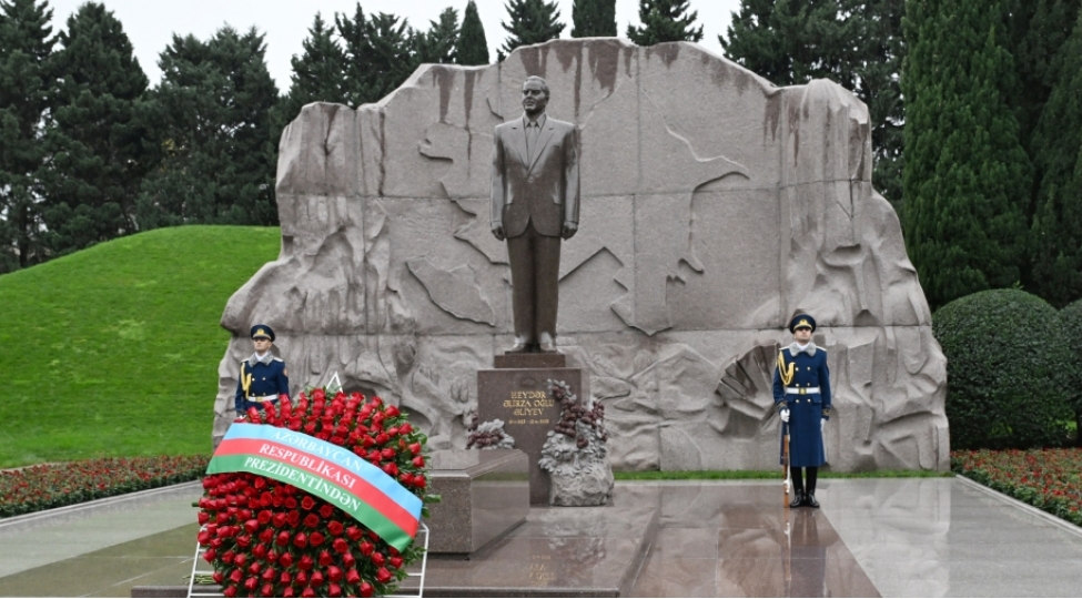 prezident-ilham-eliyev-ve-birinci-xanim-mehriban-eliyeva-umummilli-lider-heyder-eliyevin-mezarini-ziyaret-edibler-yenilenecek