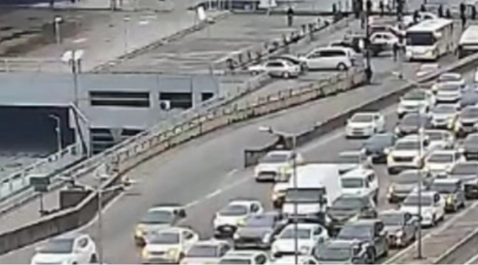 bakinin-bu-yollarinda-neqliyyatin-sixligi-mushahide-olunur