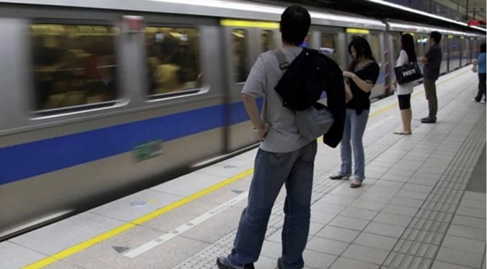 namelum-shexs-tayvan-metrosunda-sernishinlere-hucum-edib