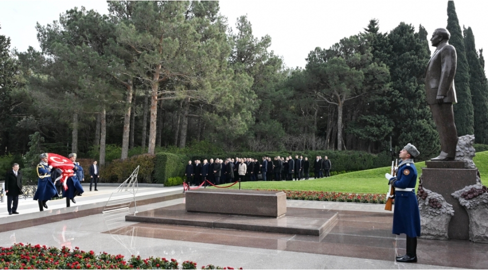 turkiyenin-vitse-prezidenti-cevdet-yilmaz-umummilli-liderin-mezarini-ziyaret-edib