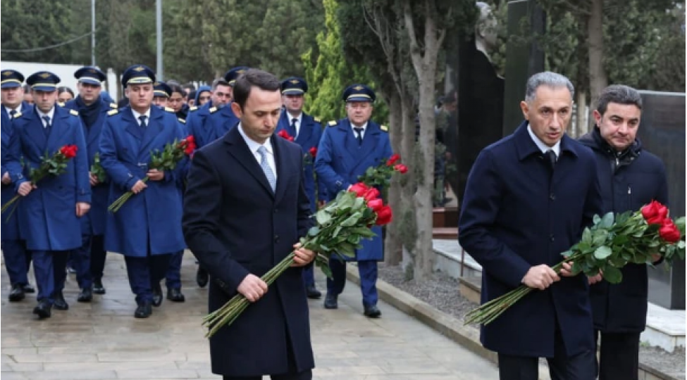 hokume-eliyeva-iqor-kshnyakin-aleksandr-kalyaninovun-mezarlarini-ziyaret-edibler