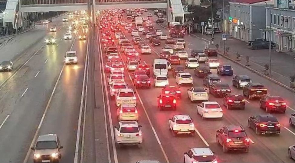 bu-yollarda-neqliyyatin-sixligi-yaranib-5