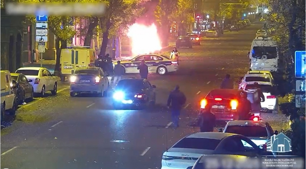 gece-saatlarinda-sahil-baginin-yaxinliginda-avtomobillerden-birinde-yangin-olub