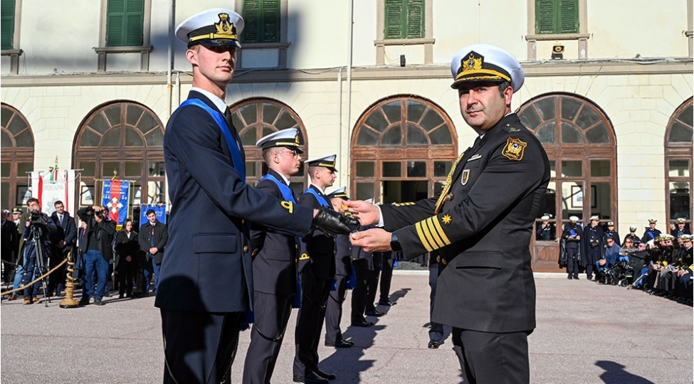 italiya-herbi-deniz-akademiyasinin-mezununa-azerbaycan-hdq-komandani-adindan-hediyye